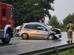 Zderzenie trzech aut na DK73 a wcześniej dwóch. Paraliż na strategicznym szlaku z A4