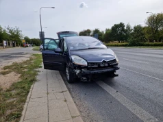 Włączał się do ruchu. Wjechał w bok autobusu komunikacji miejskiej