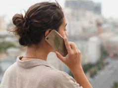 Umieść go za etui telefonu. O co chodzi z tym internetowym trendem?