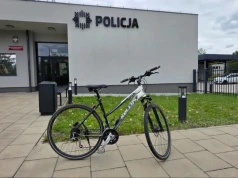 Rower stał w lesie. Policjanci z Kowar szukają właściciela