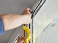 Nałóż na ścierkę i potrzyj pożółkłe ramy okienne. Wybiela w 10 minut