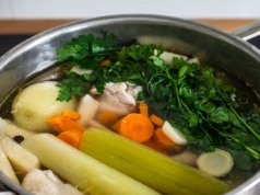 Babcie zawsze wrzucały do rosołu. Wychodził złocisty i bardziej aromatyczny