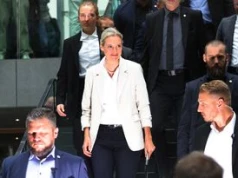 Porno i haniebna służba nie przeszkodziły. Niemcy dali im mandat