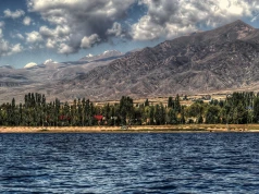 Nieznana kamienna rzeźba nad jeziorem Issyk-Kul wprawiła archeologów w osłupienie
