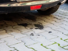 Olej z auta kapnął na kostkę? Najpierw zasypuję plamę tym, co chłonie tłuszcz