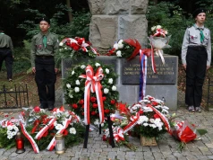 Pięć samolotów nad Żwirkowiskiem. Cierlicko uczciło Żwirkę i Wigurę
