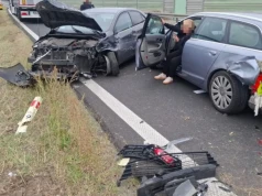 Zderzenie trzech samochodów na S5. Toyota odbiła się od bariery