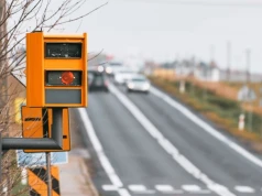 Hamujesz przed fotoradarem, a potem dodajesz gazu? Zdziwisz się, z jakiej odległości robi zdjęcia