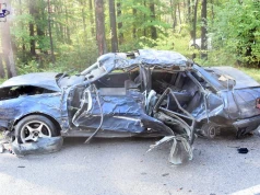 Uderzył Audi w drzewo. Dwie osoby w szpitalu