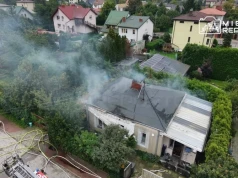 Pożar domu w Błoniu. Sąsiedzi mówią o wcześniejszym wybuchu