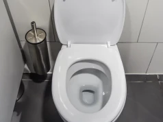 Wrzucam tabletkę i czekam 15 minut. Szczotka WC ma potem znacznie mniej pracy