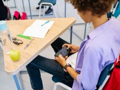 Zakaz smartfonów w szkole to początek. Ten sprzęt też trzeba zostawić w szafce