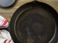 Która patelnia jest najlepsza? Kucharze i eksperci polecają ten materiał