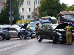 Zderzenie trzech aut na ul. Jagiellońskiej. Droga całkowicie zablokowana