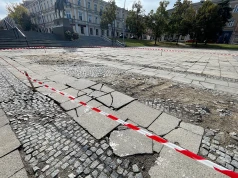 Czołgi rozjechały plac. Kto naprawi?