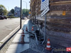 W środku nocy pędził przez miasto, uszkodził auto na znaku drogowym i uciekł