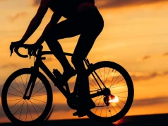 Rower, hulajnoga i motorower po zmroku. Co naprawdę decyduje o widoczności jednośladu?