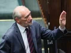 Macierewicz tłumaczy się po miesięcznicy. „Nie chodzę z żadnymi pistoletami”