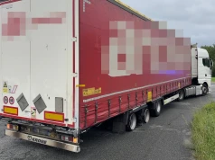 Efekty alkoholu: 10 kilometrów po autostradzie z rozerwanymi oponami na dwóch osiach