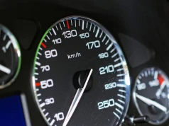 Przekroczenie prędkości o 10 km/h. To już mandat czy pouczenie?