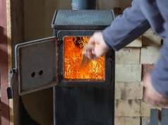 Taki kominek może zostać w Czystym Powietrzu. Co ze starszymi urządzeniami?