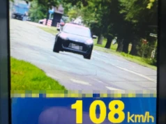 Pędził 108 km/h w rejonie szkoły. Policjanci zatrzymali 75-latka