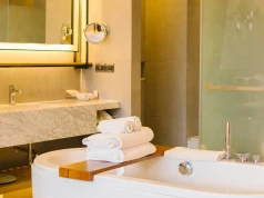 Łazienka może wyglądać jak hotelowe SPA. Sekret tkwi w dobrze dobranym oświetleniu