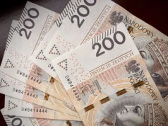 Tak płacą giganci handlu. Oto porównanie pensji