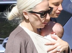 Lady Gaga na lotnisku z dzieckiem. Tak dziś wygląda jej codzienność