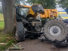 Ciągnik uderzył w drzewo. Droga jest zablokowana