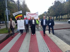 Kilka autokarów przyjechało pod Kancelarię Premiera. Powodem walka o drogi