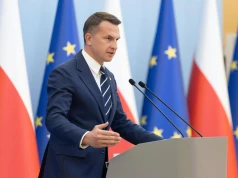 Nawrocki vs wzrost cen paliw. Surowsze kary za łamanie przepisów na przejazdach kolejowych