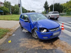 Na rondzie Opel wpadł w poślizg i uderzył w słup. Dwie osoby trafiły do szpitala