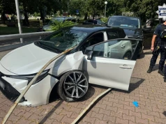 Katowice: Uciekał przed policją z 5-metrowym metalowym elementem wbitym w auto. 46-latek stanie przed sądem