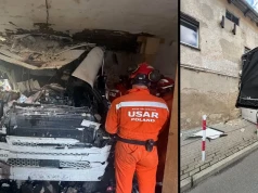 Zobacz, jak strażacy ratowali kierowcę tira, który wbił się kabiną w dom w Jaworze