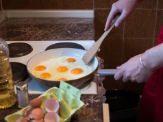 Kardiolog nigdy nie smaży jajek na tym oleju. Cholesterol może po nim wystrzelić