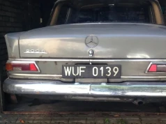 Z garażu wyjechał stary Mercedes. Jest od nowości w Polsce i ma niezwykłą historię