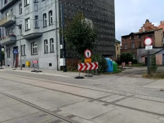Od miesięcy zamknięty chodnik przy Szymanowskiego. Piesi muszą schodzić z trasy