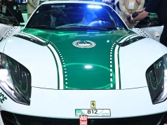 Nowy radiowóz policji z Dubaju. To Ferrari od Mansory
