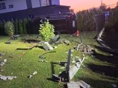 Auto wypadło z drogi i dachowało na prywatnej posesji