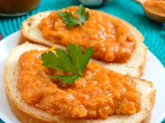 Bałkańska pasta z pieczonej papryki. Wędzony aromat to strzał w dziesiątkę