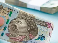 Co miesiąc Polacy liczą pieniądze. 35 proc. musi sięgać po oszczędności