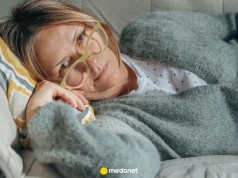 Leżysz w łóżku i zamiast spać, gapisz się w sufit? Powodów może być więcej niż myślisz