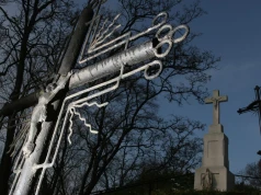 Krzyż obok krzyża, między nimi drzewa. Nie spoczywają tu jednak zmarli