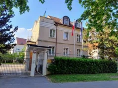 Wypadek w Lublanie. Naczelnik z MSZ wypadł przez okno. Walczy o życie
