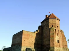 Miała przewiercić cegłę palcem. Tragiczna legenda zamku pod Warszawą