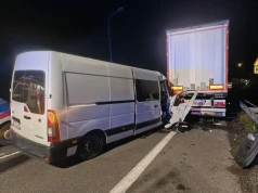 Bus uderzył w naczepę ciężarówki w Hrebennem. Dwie pasażerki trafiły do szpitala