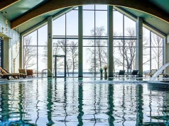 To jeden z najlepiej ocenianych resortów nad jeziorem. Trudno o lepszy adres