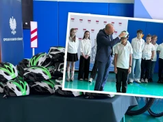 Bezpieczna droga do szkoły. Uczniowie z Opola otrzymali kaski rowerowe