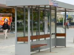Wiata z lat 70. stanęła na przystanku pod dawną Cepelią w Warszawie